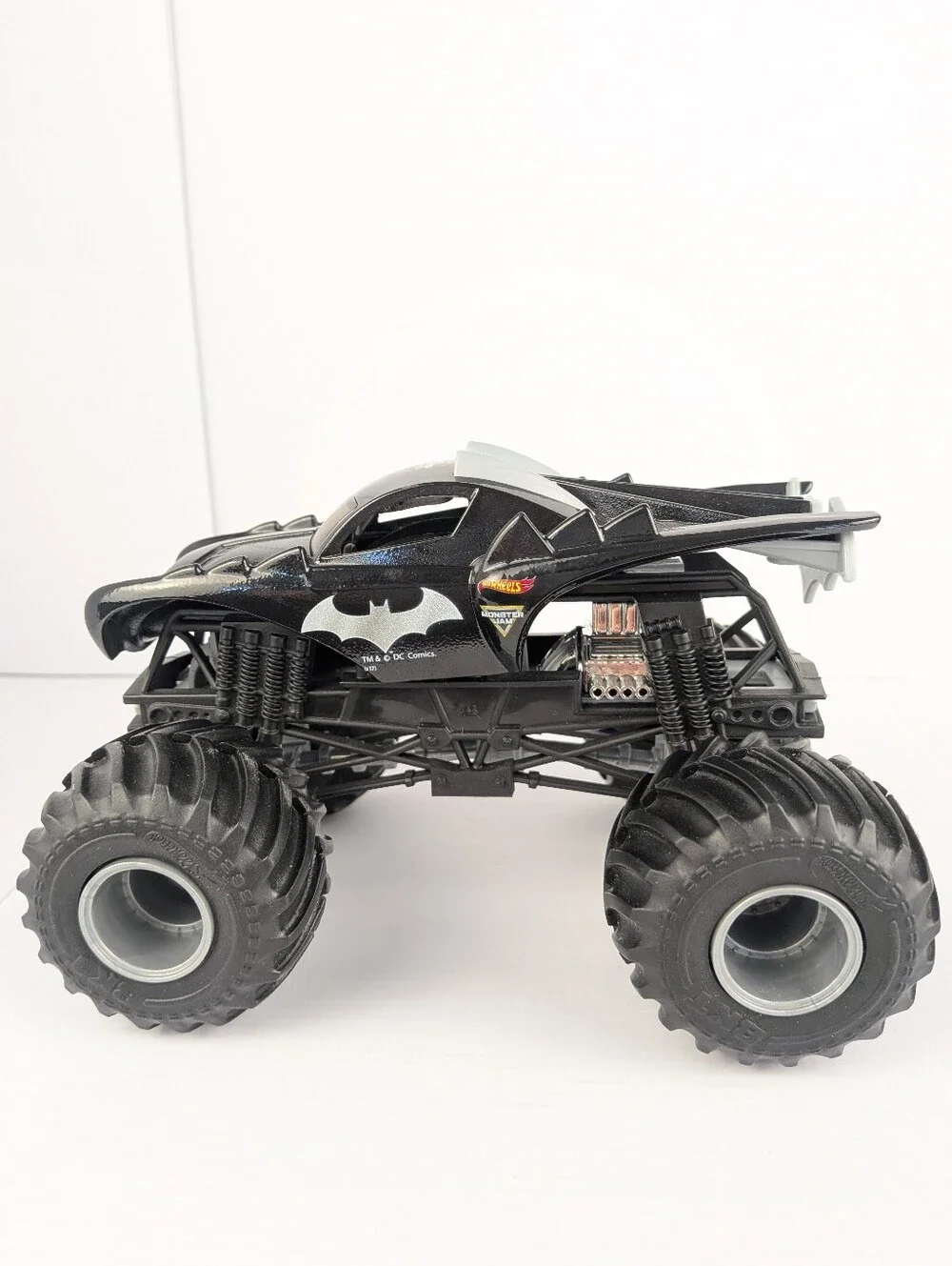 Hot Wheels Monster Jam Batman Batmobile Die-Cast Monster Truck 1:24 DC Comics